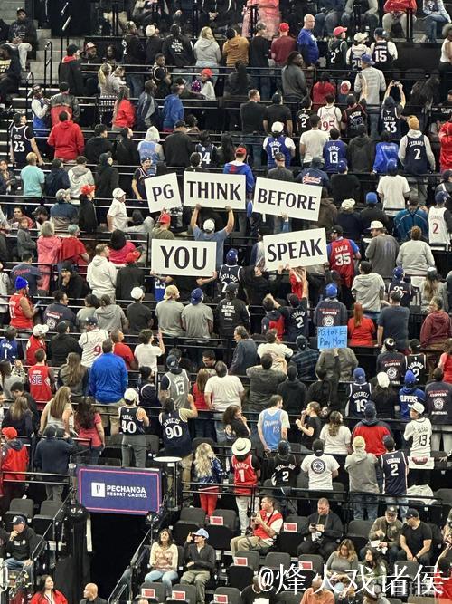 船记:快船主场球馆的球迷出口已经挤满了要离场的球迷 船记:快船主场球馆的球迷出口已经挤满了要离场的球迷